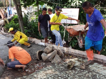 Warga dan Bina Marga Kerjabakti Perbaiki Jalan Ciliwung yang Amblas 