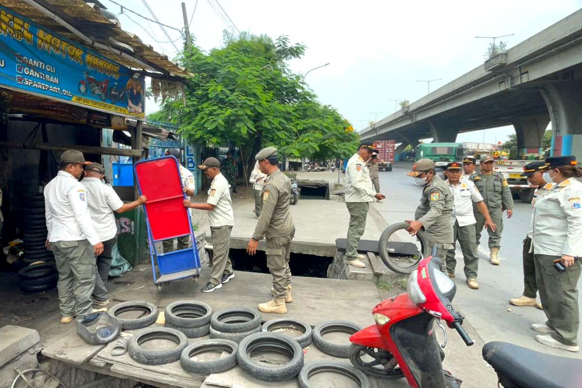 Puluhan personel gabungan melakukan penertiban pedagang di sepanjang Jl Syekh Nawawi Al Bantani