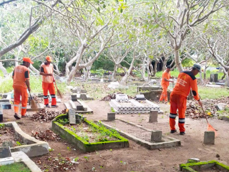  30 Petugas PPSU Bantu Bersihkan Makam di Pulau Kelapa 