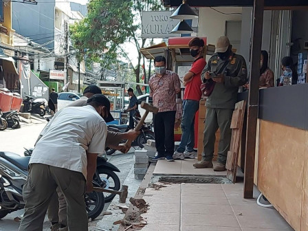 Bangunan Usaha Berdiri di Atas Saluran Jl Pademangan 3 Ditertibkan 