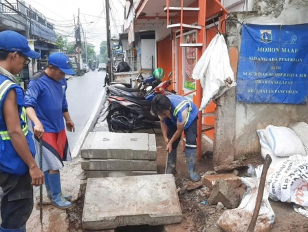  Perbaikan dan Pemasangan Tutup Saluran Air Di Jalan Duren Tiga