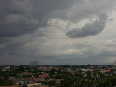 Waspada Potensi Hujan Disertai Angin Kencang di Jakbar, Jaksel, dan Jaktim