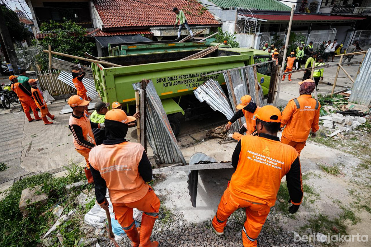 Petugas gabungan melakukan penertiban dan pengamanan aset milik Pemprov DKI Jakarta
