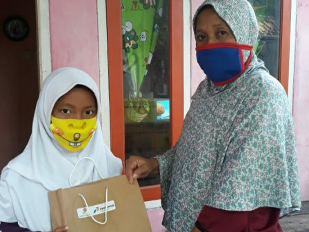 Kecamatan Kepulauan Seribu Utara Menyalurkan Bantuan Paket Sekolah
