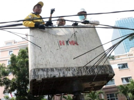  1.067 Meter Kabel Udara di Jalan Sultan Hasanudin Ditertibkan