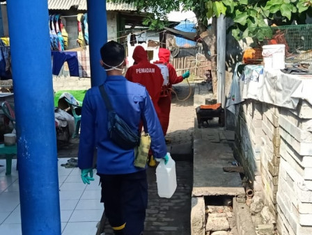 Jalan Lingkungan di Pulau Untung Jawa Disemprot Disinfektan