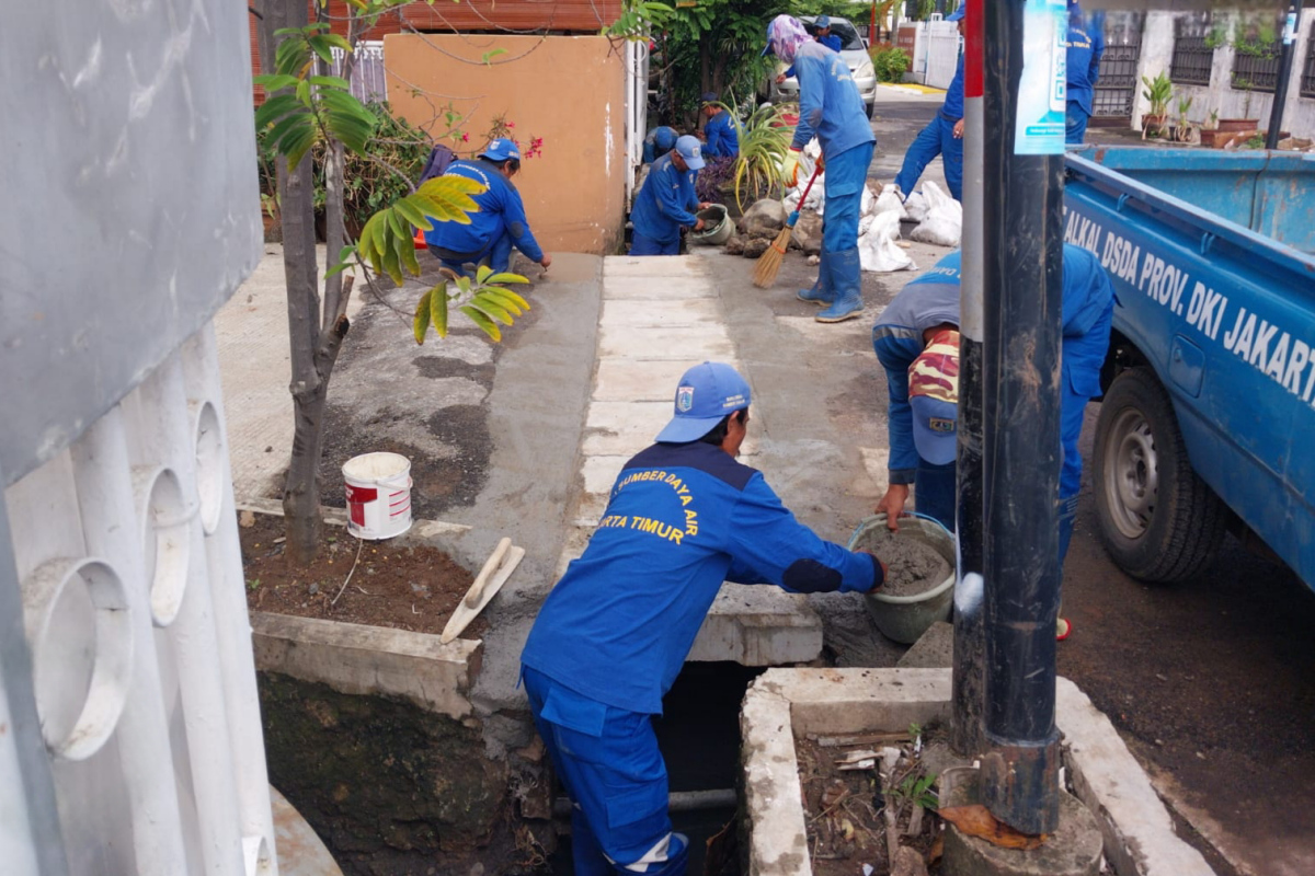 https://multimedia.beritajakarta.id/photo/2014_508c75c8507a2ae5223dfd2faeb98122/Proses perapihan sisi tutup saluran air di Pulo Gebang