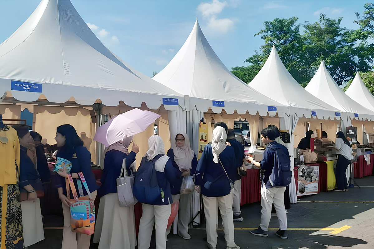 Gelaran bazar di Universitas Kwik Kian Gie, Jalan Yos Sudarso, Kelurahan Sunter Jaya