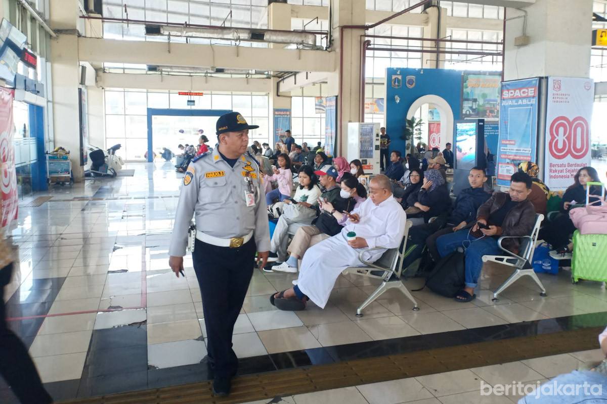 https://multimedia.beritajakarta.id/photo/2014_508c75c8507a2ae5223dfd2faeb98122/Penumpang di Terminal Terpadu Pulo Gebang 