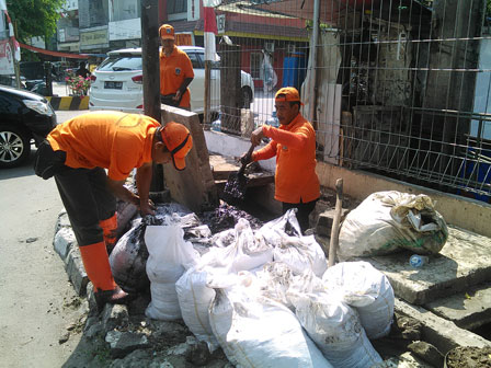 Dipenuhi Lumpur, Saluran di Jalan Danau Sunter Dikeruk