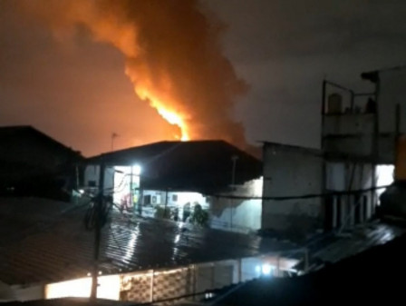  135 Personel Gulkarmat Berjibaku Padamkan Kebakaran Depo Pertamina Plumpang 