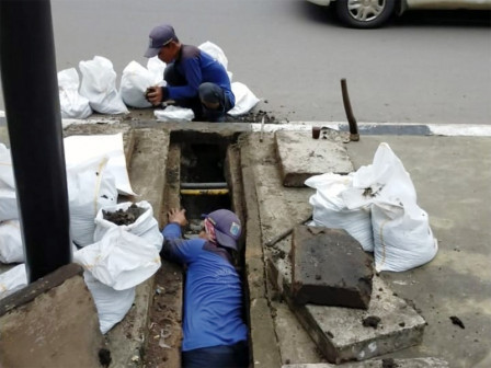  Satpel SDA Setiabudi Perbaiki Tali Air di Jl. Rasuna Said