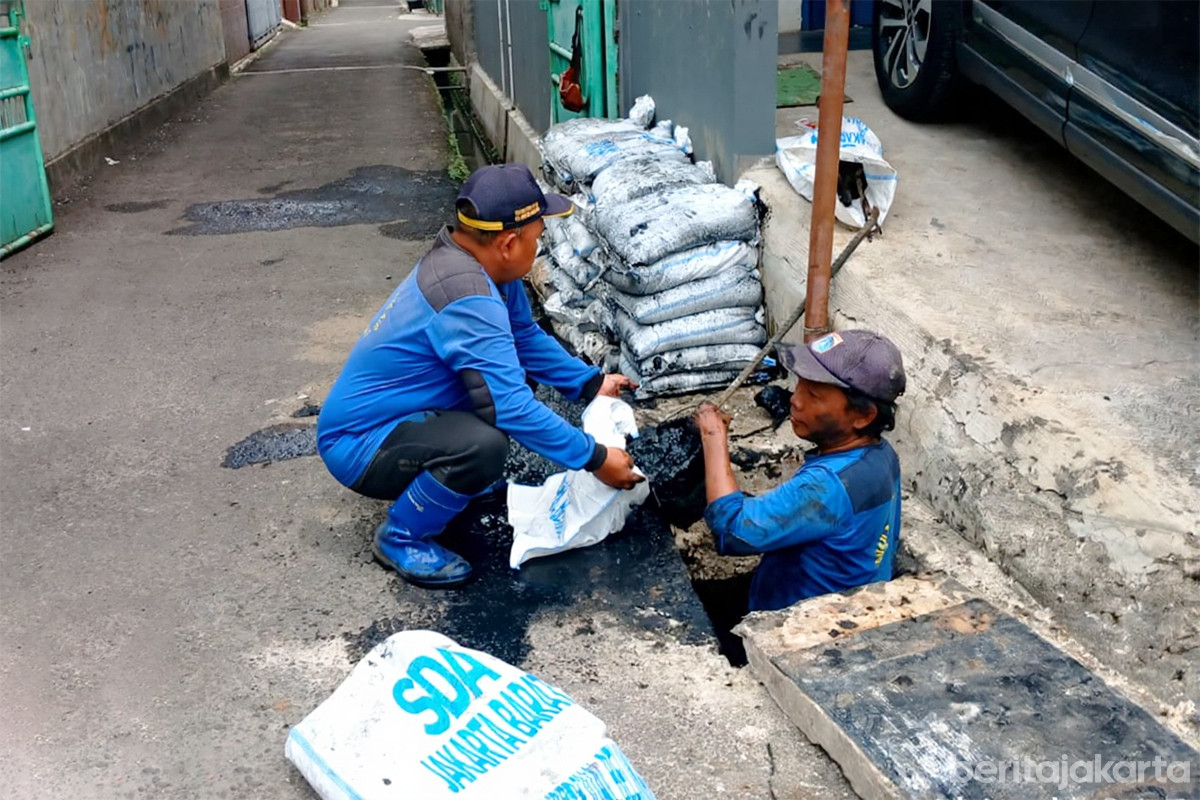 Pengurasan saluran di Jalan Tanjung Duren Barat II