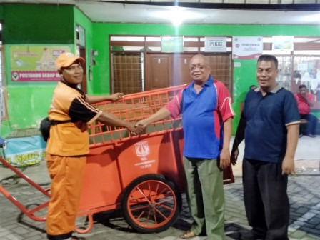  11 Gerobak Sampah Didistribusikan di Kelurahan Kebon Kosong
