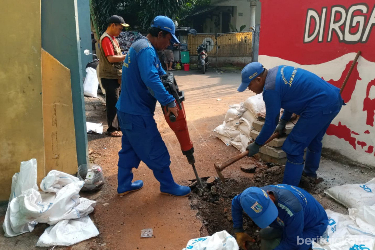 Normalisasi Saluran Air di Jalan Kramat Ciracas