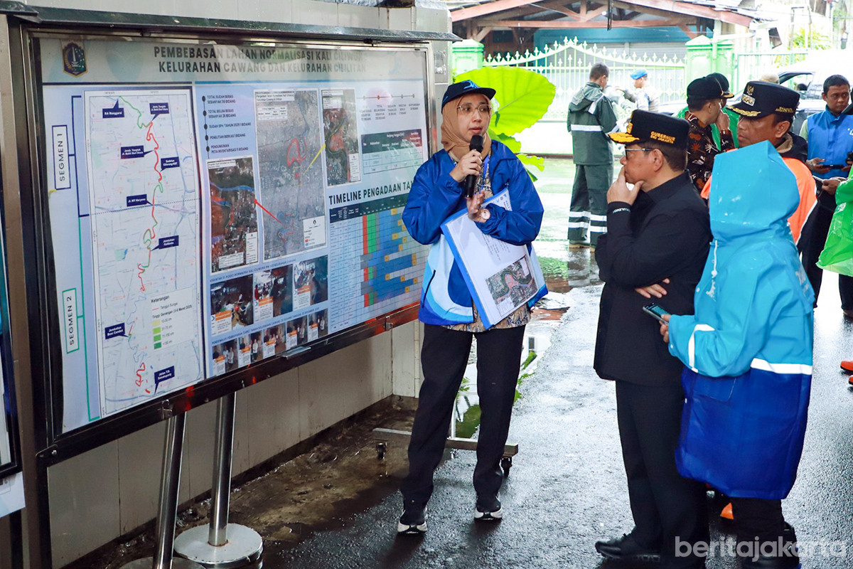 Pramono meninjau pembebasan lahan untuk proyek normalisasi Kali Ciliwung di Cawang
