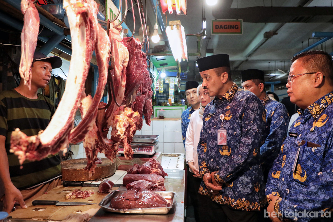 Wali Kota Jaksel memimpin kegiatan pengecekan keamanan dan ketersedian pangan di Pasar Santa