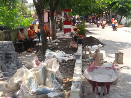 Pemkot Jakut Tata Pedetrian Jalan Manunggal Juang 