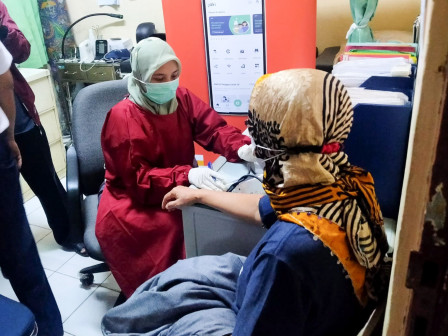  300 Warga Nikmati Layanan Vaksinasi Malam Hari di Cipayung 