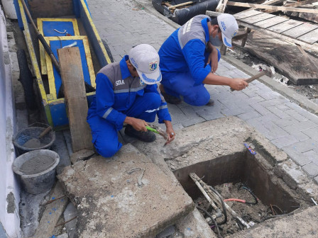 Petugas SDA Lakukan Perawatan Manhole di Pulau Panggang 