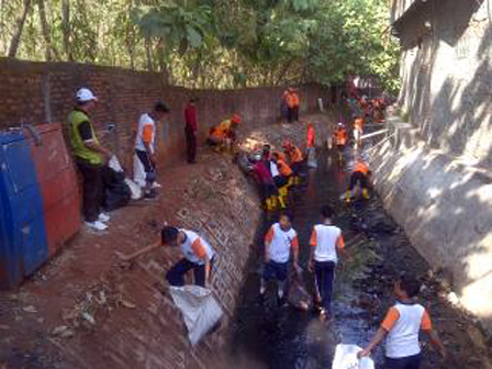 Dipenuhi Sampah dan Lumpur, PHB Kali Taman Mini Dikuras