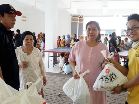 Ratusan Warga Rusun Jatinegara Kaum Nikmati Pasar Murah