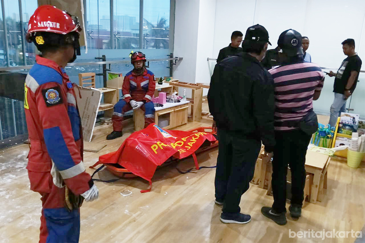 Proses evakuasi korban tersengat listrik di Sunter Agung