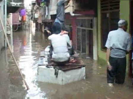 banjir_jatinegara_ade.jpg