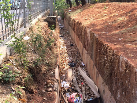 Saluran Air di Taman Jl Bekasi Timur Penuh Sampah