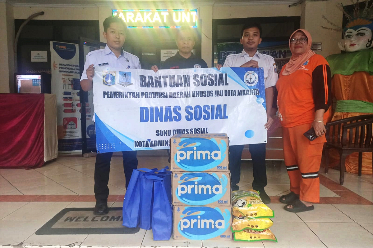 Sudinsos Jaktim memberikan bantuan penyintas atap rumah ambruk di Kelurahan Tengah