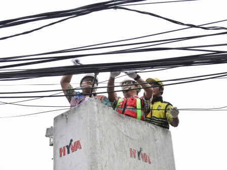 Kabel Udara Sepanjang 1.800 Meter di Jalan Cikajang Ditertibkan