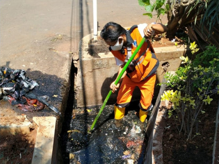 12 PPSU Bersihkan Saluran Air di Jl Bambu Duri Pondok Bambu