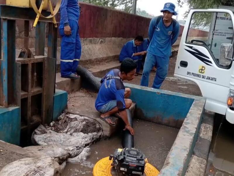 Sudin SDA Tangani Genangan Rob di Jalan RE Martadinata