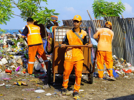  15 Ton Sampah Diangkut dari Dua Pulau 