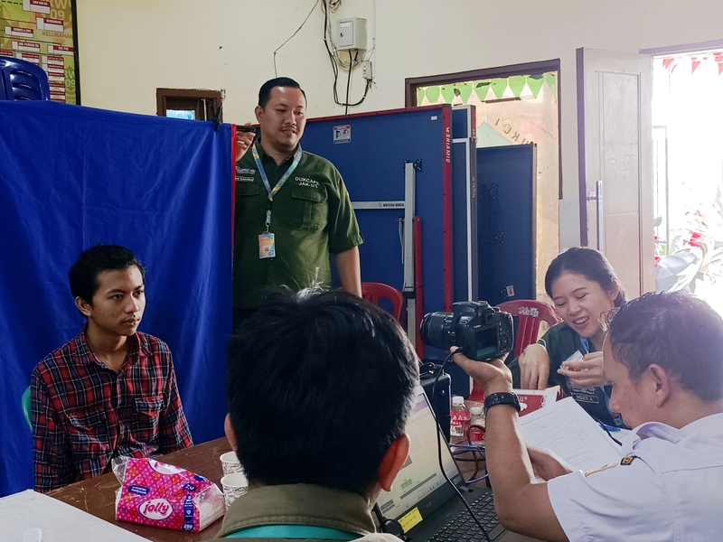 Warga RW 09 dan 10 RBS Manfaatkan Layanan Jemput Bola Adminduk