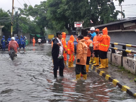 100 Personel Dikerahkan Tangani Genangan di Tegal Alur