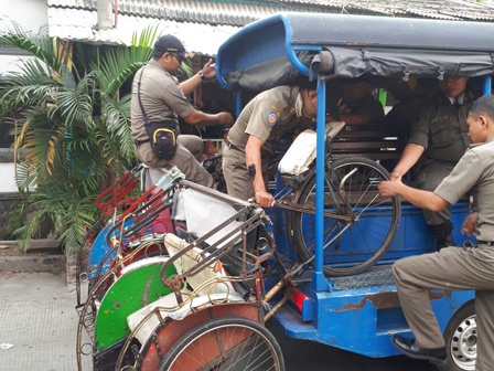 10 Becak Terjaring Razia di Cilincing