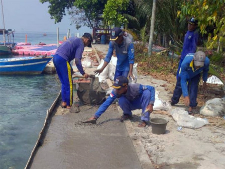  Petugas SDA Perbaiki Tanggul Roboh di Pulau Karya