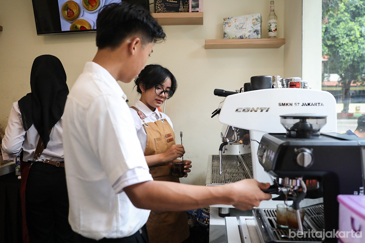 Pelajar SMK Negeri 57 jalani praktik barista di D'New Ragoon Cafe