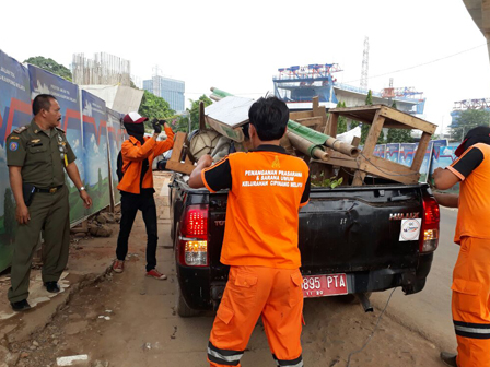 10 PKL di Bahu Jalan Kalimalang Ditertibkan