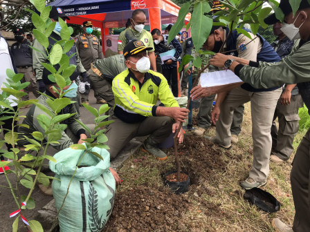 Satpol PP DKI Tunjukkan Kepedulian Lingkungan Melalui Gerakan Menanam 2.000 Pohon
