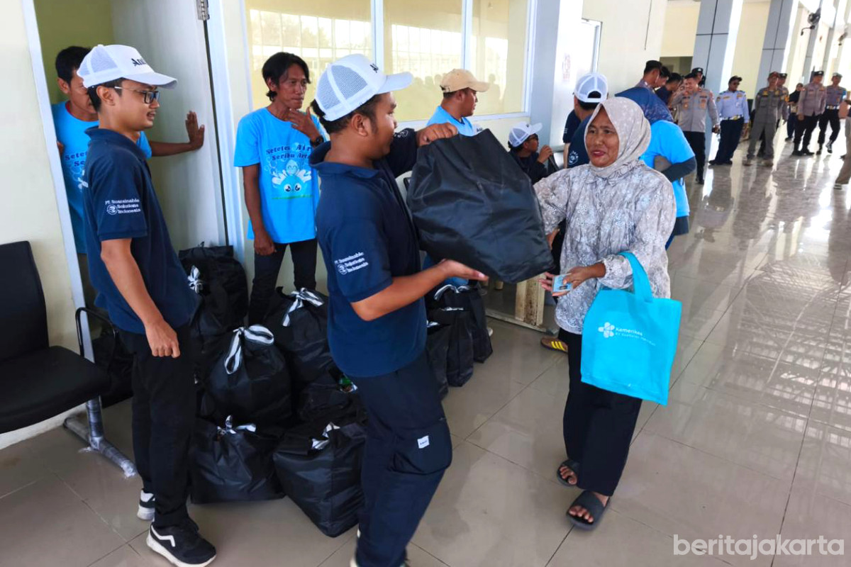 Warga Pulau Tidung senang menerima bantuan paket sembako