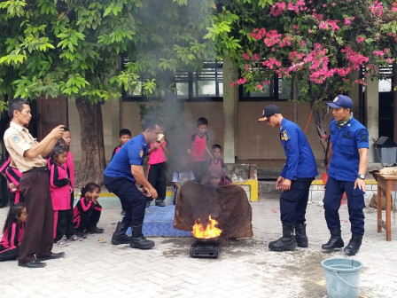  Siswa SDN 02 Pulau Tidung Dikenalkan Profesi Pemadam