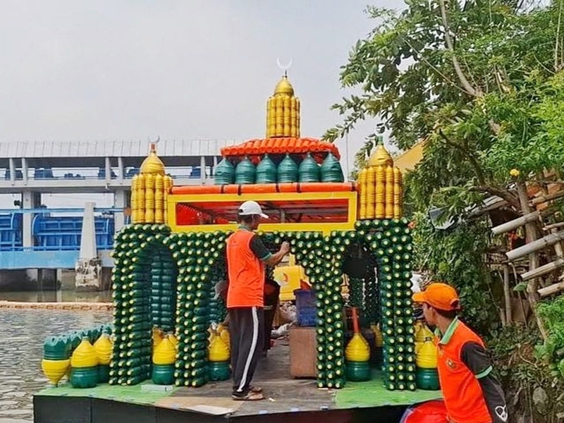 Perahu Bertemakan Masjid Dari Botol Bekas