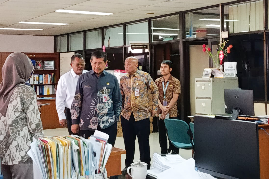 https://multimedia.beritajakarta.id/photo/2014_508c75c8507a2ae5223dfd2faeb98122/Marullah Matali Kunjungi Kantor Dinas Sosial
