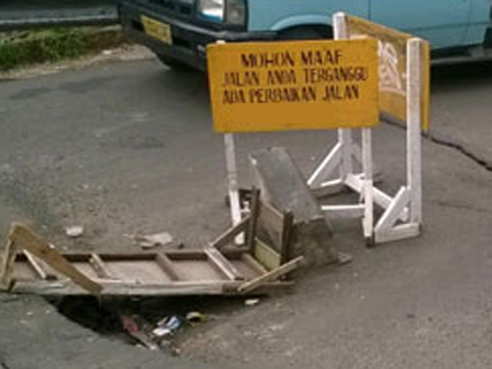 Awas, Ada Lubang Besar di Perempatan Grogol