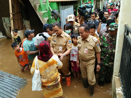 Gubernur Tinjau Lokasi Banjir di Kampung Melayu dan Cawang 