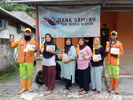 Nasabah Bank Sampah Pari Bersih Berseri Terima THR