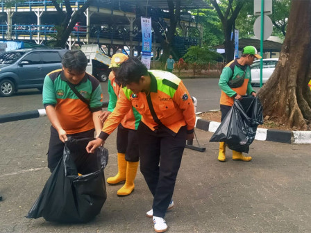 50 Satgas LH Bantu Bersihkan Area Uji Emisi di TMR