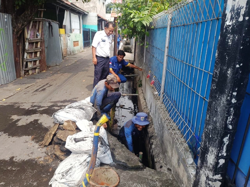 Warga Apresiasi Pengerukan Sampah dan Lumpur di Sungai Bambu